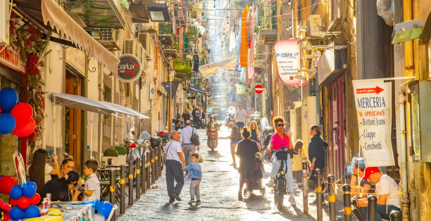 Strada soleggiata nella città storica di Napoli, colorati Quartieri Spagnoli (quartiere spagnolo), Italia - foto stock