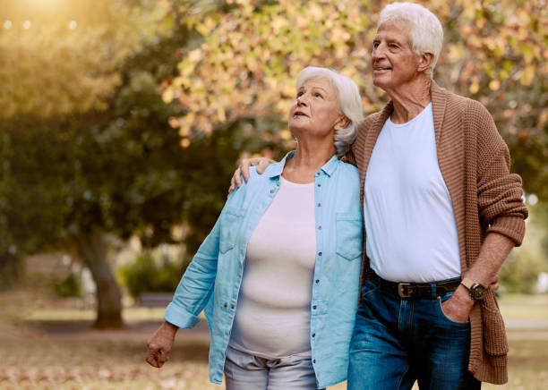 老夫婦は、充実した時間、結婚、関係を楽しむために、引退、愛、ケアのために公園を歩いています。秋の庭、自然、屋外でリラックスする老人、女性、老人 - document lifestyles senior couple female ストックフォトと画像