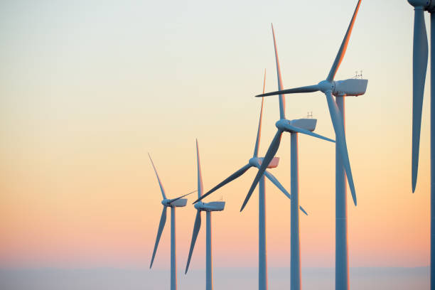 ветряные генераторы для экологически чистого производства электроэнергии - fuel and power generation outdoors horizontal silhouette стоковые фото и изображения