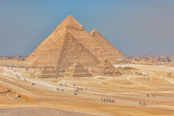 the pyramids of giza in egypt - khafre imagens e fotografias de stock