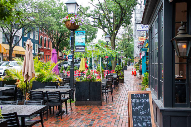 King Street in Old Town Alexandria Virginia Alexandria, Virginia, USA - 23 June 2023: Tables and chairs on the sidewalk and street in front of restaurants on King Street in Old Town Alexandria Virginia. historic-district stock pictures, royalty-free photos & images