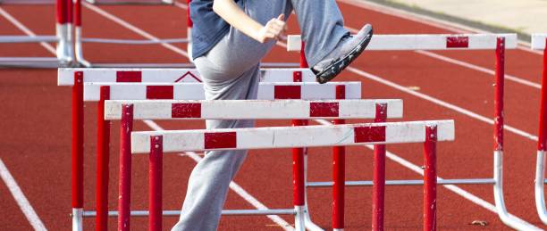 장애물을 하는 여고생은 트랙 장애물을 넘어 훈련 훈련을 한다 - hurdling usa hurdle track event 뉴스 사진 이미지