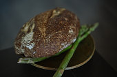 brot-und-gem%C3%BCse-auf-einer-handgefertigten-t%C3%B6pferei-vintage-kinfolk-konzept.jpg?b=1&s=170x170&k=20&c=436nILZS-TNkgAwPYqJgM-_bBmKmcswuNE5Or2TR8oE=