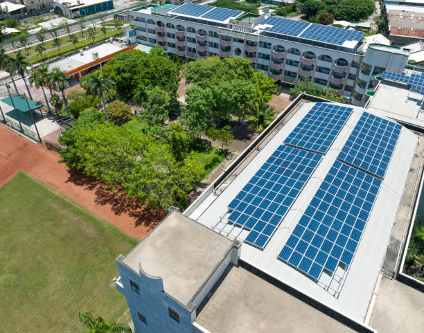 Vue aérienne de nombreux panneaux solaires sur le toit de l’école - Photo