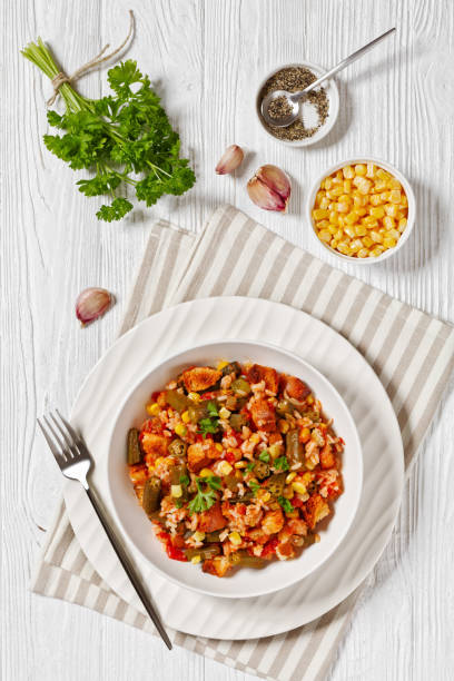 흰 그릇에 담긴 복고풍 오크라와 쌀 캐서롤 - crouton fried bread vegan food bowl 뉴스 사진 이미지