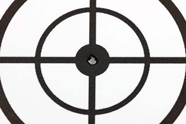 ein volltreffer mit einem loch in der mitte - bullet hole target target shooting bulls eye stock-fotos und bilder