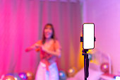 junge-asiatische-frau-streamt-viralen-video-cover-tanz-auf-handy-im-schlafzimmer.jpg?b=1&s=170x170&k=20&c=UV7IMtmgcnX756AXljqxgc53EKSBrU88jirWPRhWfZo=