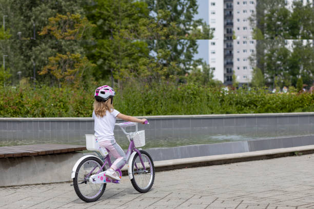 istock Rear-view of a child on bicycle 1513886965