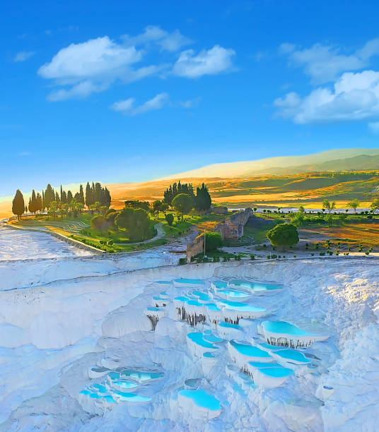 pamukkale; hierapolis; denizli; wakacje; turcja; wakacje w turcji; region śródziemnomorski; morze śródziemne; trawerten; wody historyczne; woda lecznicza; termalnych; spa pamukkale; ruiny pamukkale - hierapolis zdjęcia i obrazy z banku zdjęć