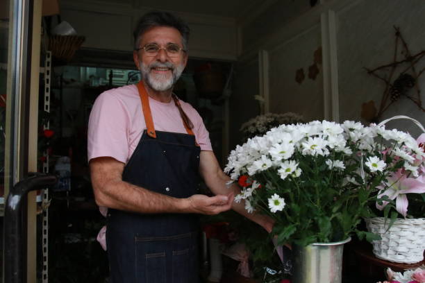 istock A man presents his flowers in a shop 1513936619