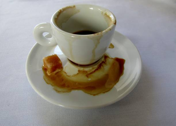 taza de café con café derramado en el platillo - nobody tablecloth cup saucer fotografías e imágenes de stock