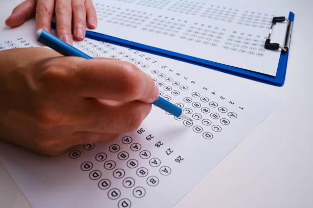 Admission test. Examination form. Choosing the correct answer. A sheet of paper with a test task. School exam. University quiz. Right or wrong option. Student to study. Elementary school question. Scoring and result prueba de admisión. formulario de examen. elegir la respuesta correcta. una hoja de papel con una tarea de prueba. examen escolar. prueba universitaria. opción correcta o incorrecta. estudiante a estudiar. pregunta de la escuela primaria. puntuación y r