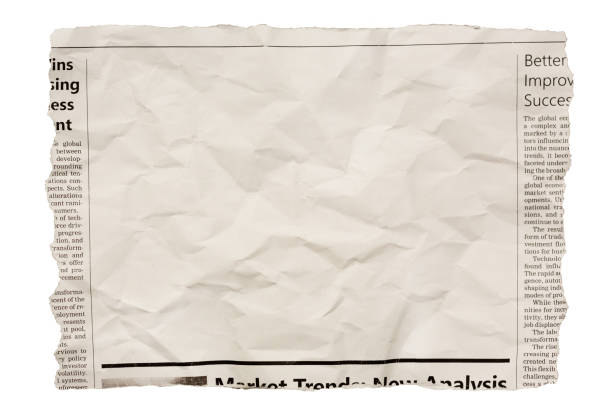 사본을 위한 빈 공간이 있는 구겨진 신문 스크랩 - paper crumpled document letter 뉴스 사진 이미지