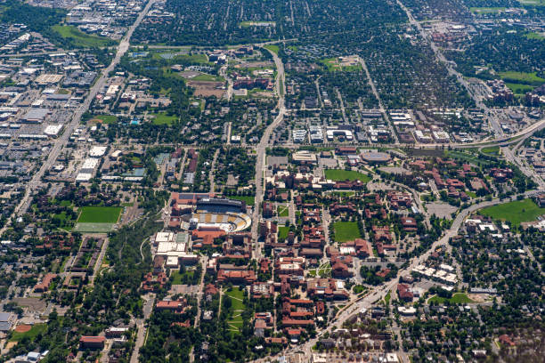 Widok z lotu ptaka nad University of Colorado, Boulder Colorado patrząc na wschód nad Boulder – zdjęcie