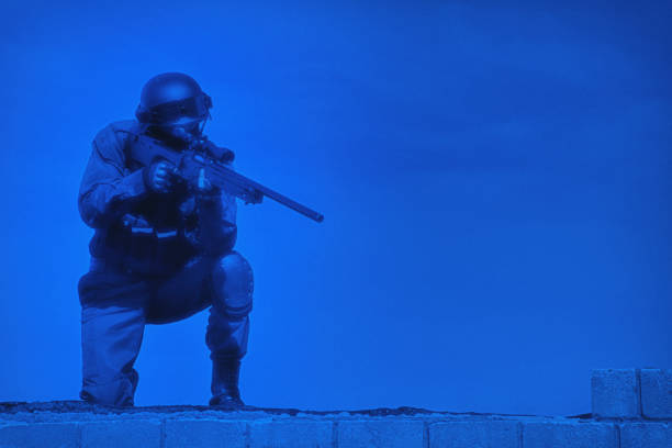 un tireur d’élite de la police swat en uniforme noir en action sur le toit - black ops photos et images de collection