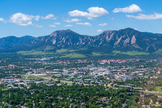 Widok z lotu ptaka nad Boulder Colorado patrząc na południowy zachód w kierunku University of Colorado i Flatiron Mountains – zdjęcie