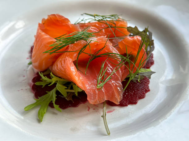 gravlax pstrągowy z plastrami buraków i podawany z koperkiem - salmon fillet gravlax dill zdjęcia i obrazy z banku zdjęć