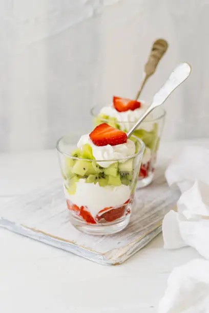 Dessert im Glas mit Quark, Erdbeeren und Kiwi