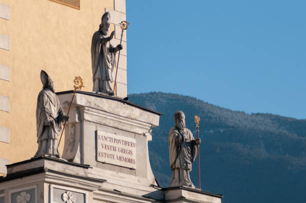 группа статуй на фасаде собора брессаноне, в италии - 7653 стоковые фото и изображения