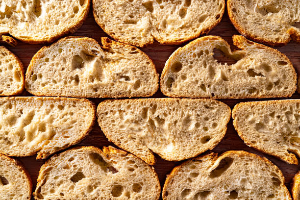 kromki chleba w rzędzie, makro szczegółowość, tekstura, płaski układ, widok pod wysokim kątem - baked bread brown carbohydrates zdjęcia i obrazy z banku zdjęć