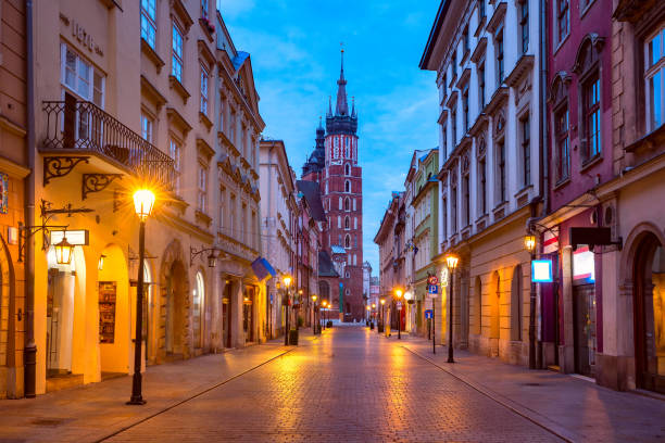 noche calle florianska, cracovia, polonia - florianska street fotografías e imágenes de stock