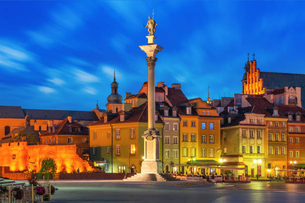 Night Castle Square in Warsaw, Poland. Castle Square with Royal Castle, colorful houses and Sigismund Column in Old town at night, Warsaw, Poland. warszawa stock pictures, royalty-free photos & images