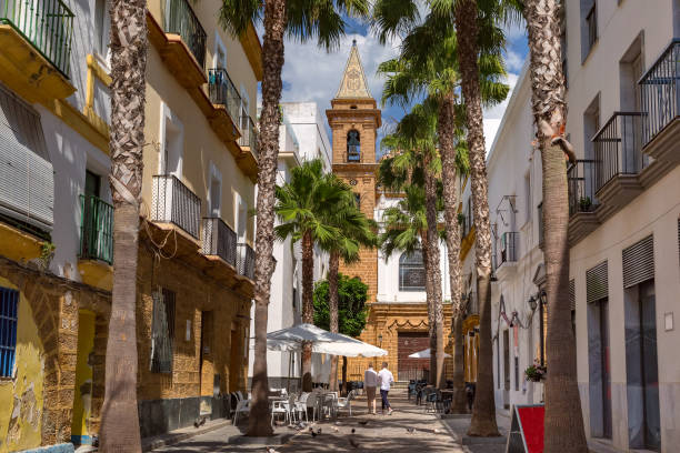 サニーストリート、カディス、アンダルシア、スペイン - christianity cadiz spain old town ストックフォトと画像