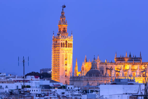 istock Giralda at night, Spain 1514494595