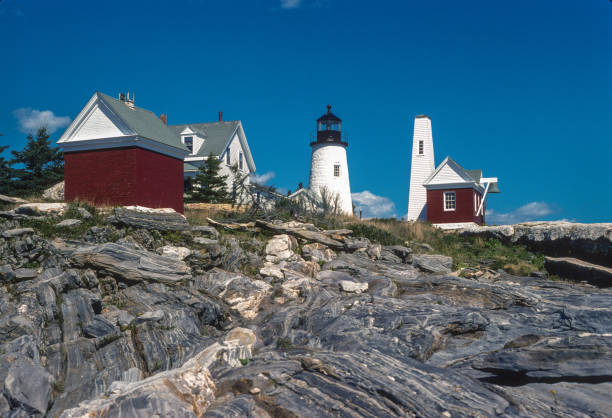 farol de pemaquid - close-up - 1980 - new england pemaquid peninsula blue skies lighthouse - fotografias e filmes do acervo