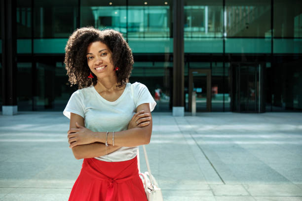 istock Smiling female curly model posing in a cosmopolitan environment. 1514637936