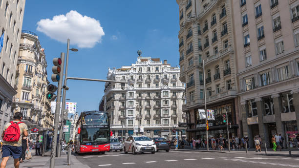 voando madrid - southern europe public transportation international landmark local landmark - fotografias e filmes do acervo