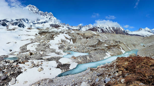 widok na lodowiec w drodze z jezior gokyo na przełęcz cho-la. himalaje, nepal. - cho oyu zdjęcia i obrazy z banku zdjęć