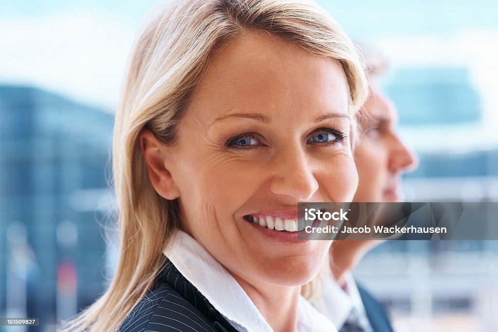 Heureuse Femme d'affaires avec des collègues en arrière-plan - Photo de Adulte libre de droits
