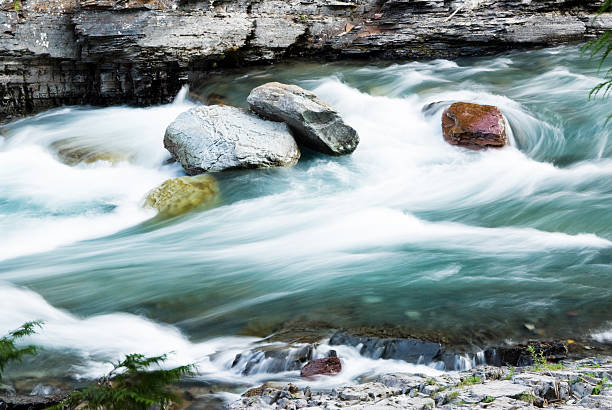 rapids в mcdonald ручей - mcdonald creek стоковые фото и изображения