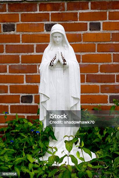 Statua Della Vergine Maria - Fotografie stock e altre immagini di Altare - Altare, Ambientazione tranquilla, Amore