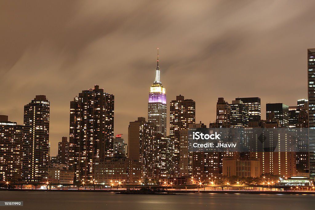 Мидтаун Манхэттен ночью - Стоковые фото Архитектура роялти-фри