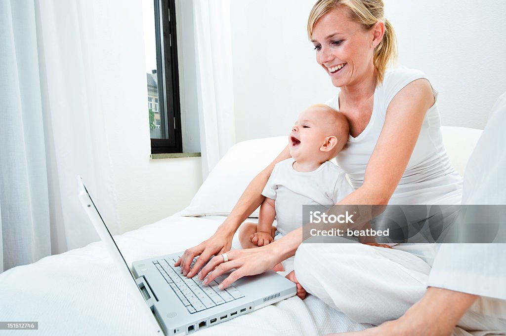 Madre y bebé con capacidad para computadora portátil - Foto de stock de Adulto libre de derechos