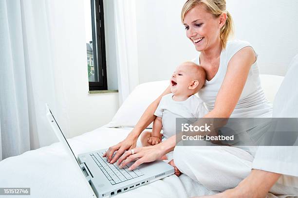 Madre Y Bebé Con Capacidad Para Computadora Portátil Foto de stock y más banco de imágenes de Adulto