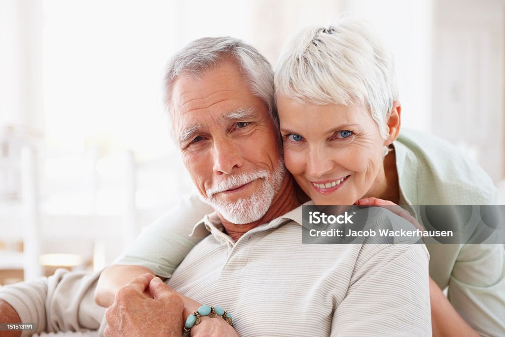 Close-up de um romântico sênior casal sorrindo - Foto de stock de Abraçar royalty-free