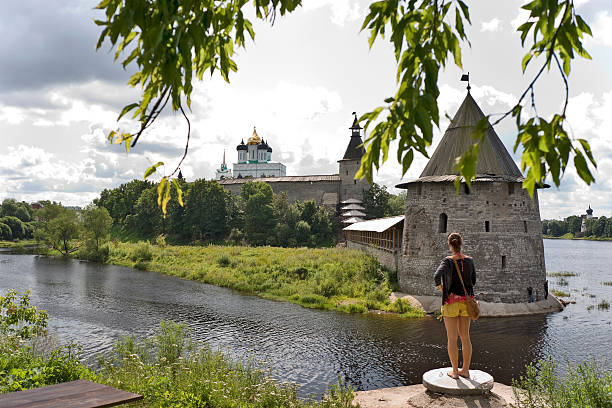 pskov antica fortezza vista dalla riva del fiume - surrounding wall sky river dome foto e immagini stock