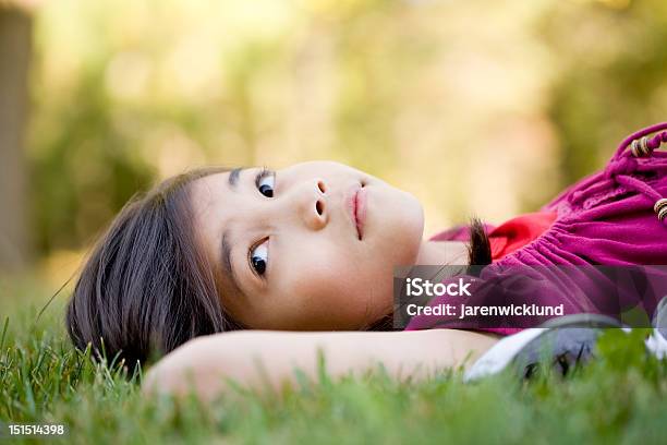 Menina Deitada Na Relva Lawn Pensar - Fotografias de stock e mais imagens de 10-11 Anos - 10-11 Anos, Ao Ar Livre, Asiático e indiano