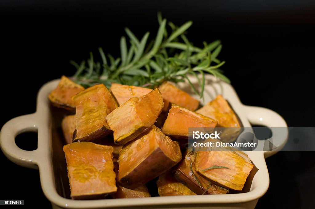 Batatas-roxas assadas - Foto de stock de Alecrim royalty-free