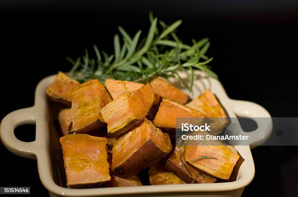Vermelho Assado Batatas - Fotografias de stock e mais imagens de Alecrim - Alecrim, Alimentação Saudável, Batata Crua