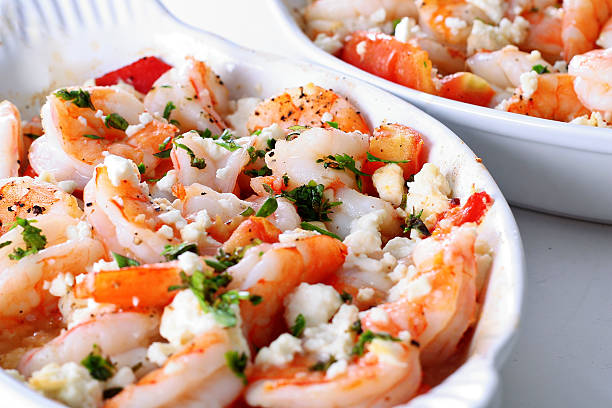 crevette grillée, tomates et de féta - roasted shrimp photos et images de collection