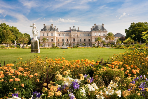 Palacio de Luxemburgo con flores photo