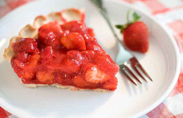 клубничный торт ломтик - strawberry tart стоковые фото и изображения
