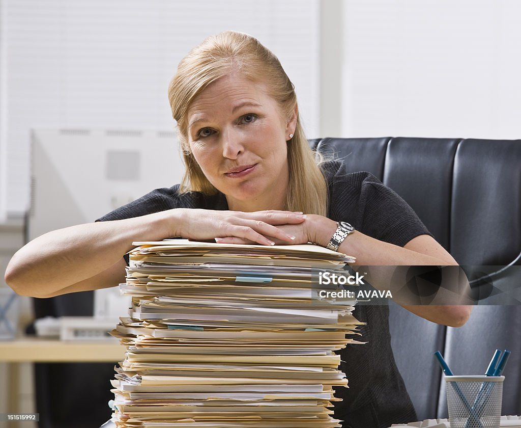 Empresaria con papeleo - Foto de stock de Adulto maduro libre de derechos