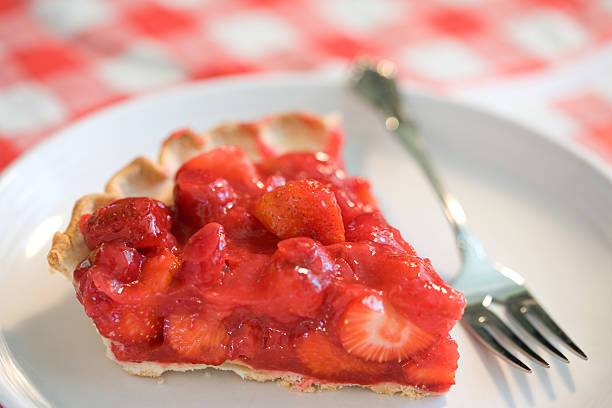 клубничный торт ломтик - strawberry tart стоковые фото и изображения