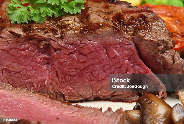 Rare Filete De Bistec Añejado Foto de stock y más banco de imágenes de Alimento - Alimento, Bistec, Carne