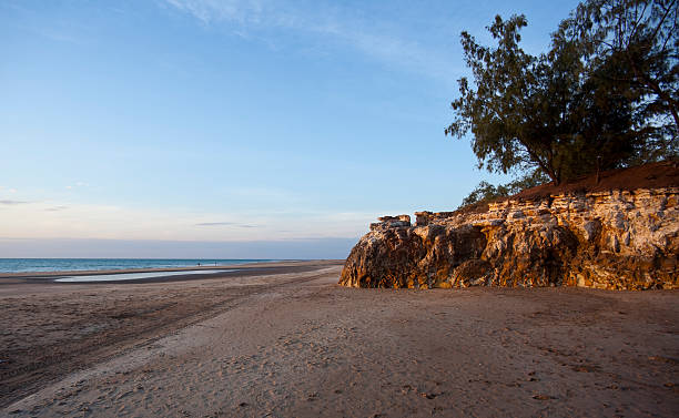dripstone penhascos, casuarina praia, darwin, território do norte - darwin northern territory australia beach imagens e fotografias de stock